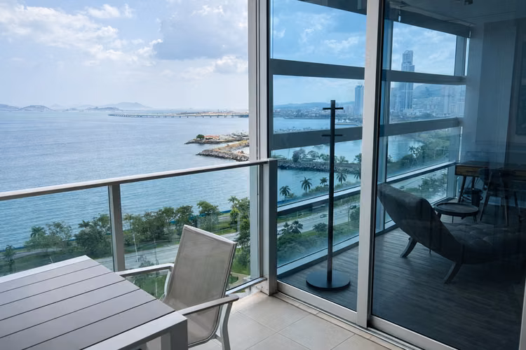 Waters on the Bay | 122 m² | Remodelado y amoblado | Vista al mar | $295,000
