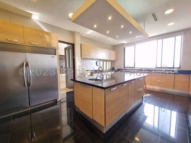 Comodo Apartamento en la Cresta en Venta Ph Torre Imperial Mts2: 677 PD