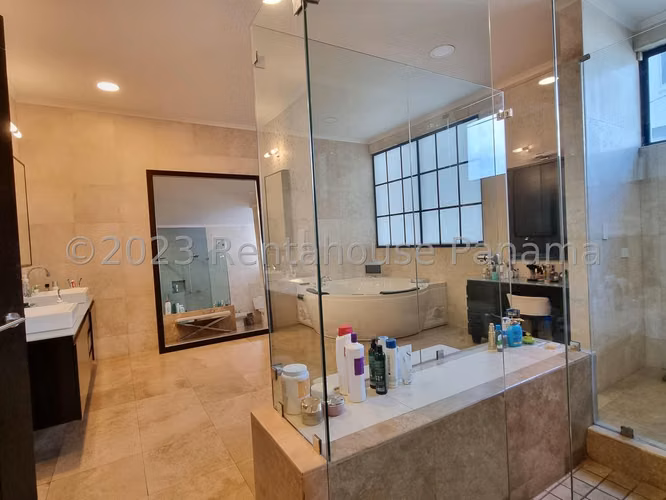 Comodo Apartamento en la Cresta en Venta Ph Torre Imperial Mts2: 677 PD