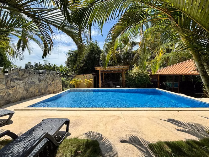 Oasis Privado en San Carlos Las Uvas: Casa con Piscina y Jardines Frutales