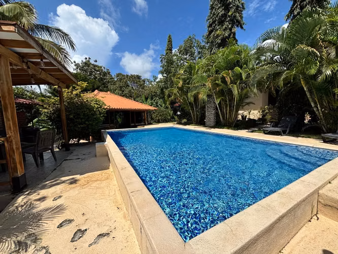 Oasis Privado en San Carlos Las Uvas: Casa con Piscina y Jardines Frutales