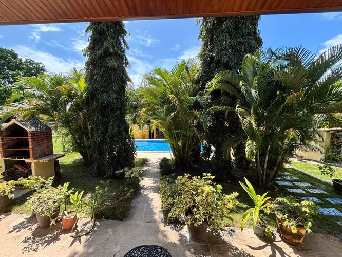 Oasis Privado en San Carlos Las Uvas: Casa con Piscina y Jardines Frutales