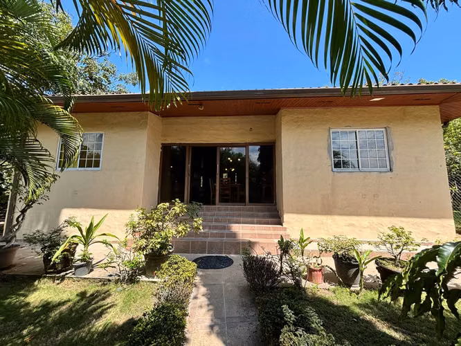 Oasis Privado en San Carlos Las Uvas: Casa con Piscina y Jardines Frutales