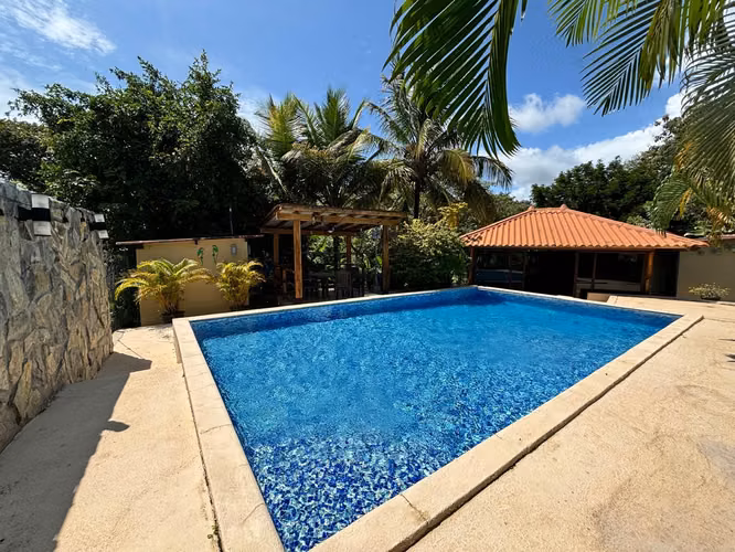 Oasis Privado en San Carlos Las Uvas: Casa con Piscina y Jardines Frutales