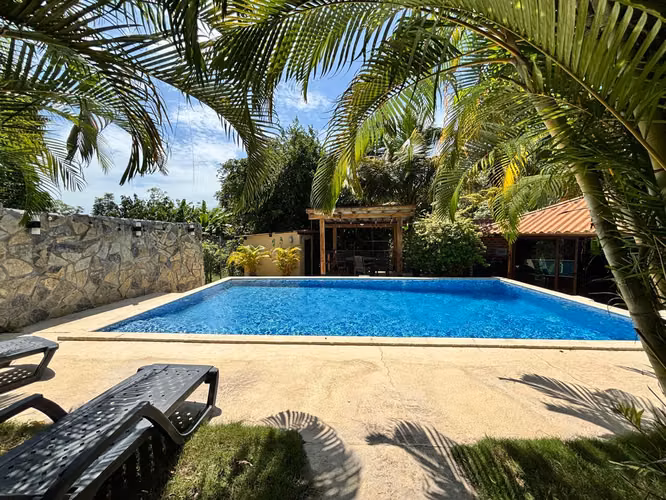 Oasis Privado en San Carlos Las Uvas: Casa con Piscina y Jardines Frutales