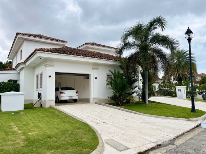 Venta de Casa en Santa María, Fairway Estates, 1,450m² de terreno y 850m² de construcción