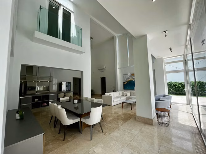 Venta de Casa en Santa María, Fairway Estates, 1,450m² de terreno y 850m² de construcción