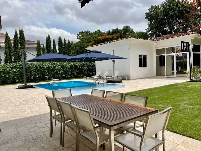 Venta de Casa en Santa María, Fairway Estates, 1,450m² de terreno y 850m² de construcción