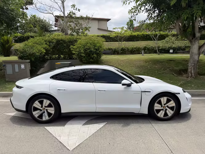 Porsche Taycan 2024