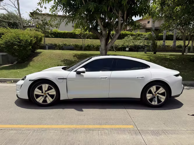 Porsche Taycan 2024