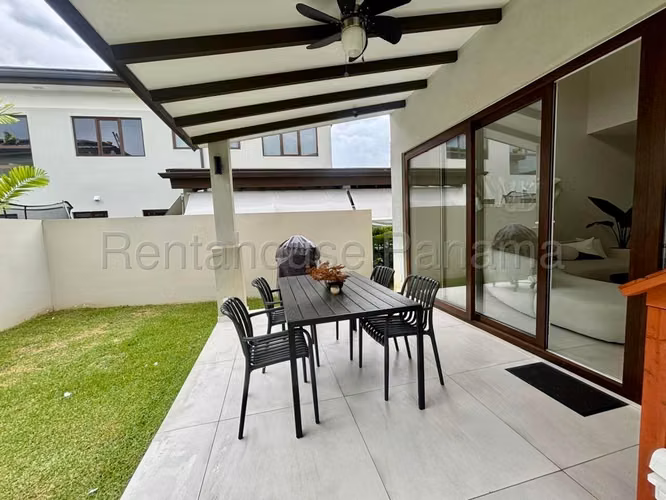 Vendo Casa Exclusiva en Santa María 26-6009GG