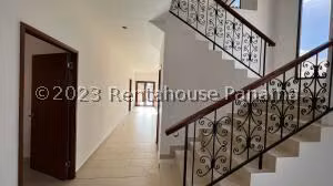 Venta de Casa con 351m2 en Costa Sur PH El Doral 26-6911SR