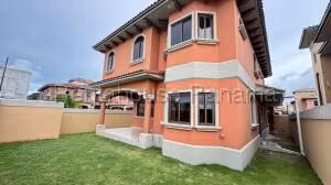 Venta de Casa con 351m2 en Costa Sur PH El Doral 26-6911SR
