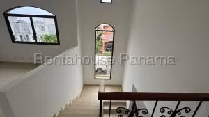Venta de Casa con 351m2 en Costa Sur PH El Doral 26-6911SR