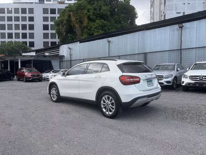 MERCEDES BENZ GLA 2019