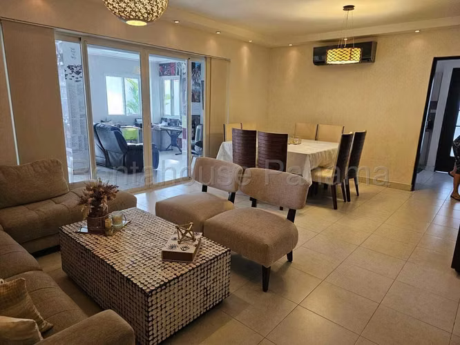 Casa en Venta en Quintas de Versalles RJ