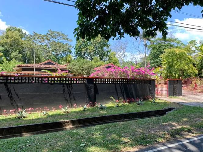 Remate de casa en Don Bosco, Las Acacias # 2238 cvd - Imagen 3