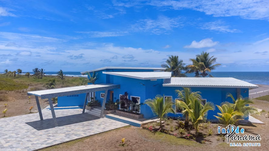 Exclusiva Casa Contemporánea Frente al Mar en Playa La Barqueta Chiriquí