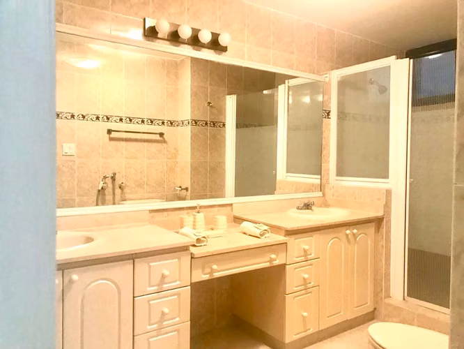 Amplio 3R + Den en Marbella | 2 Parking | Ubicación Prime – $320,000  (CG)
