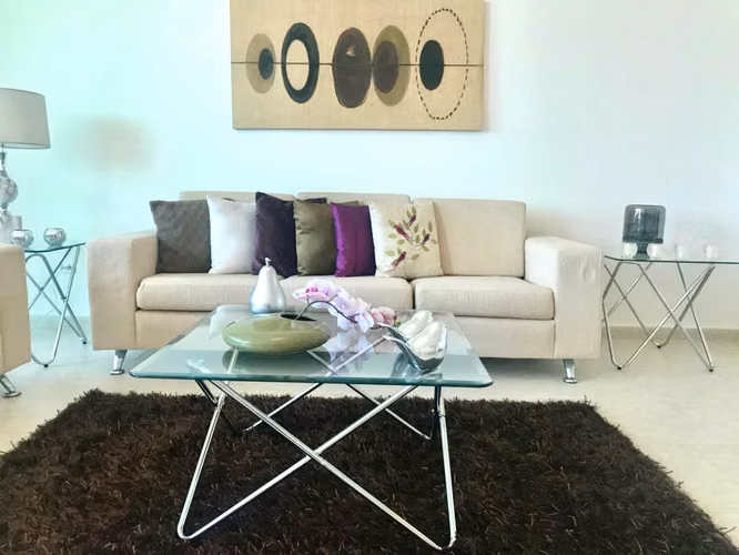 Amplio 3R + Den en Marbella | 2 Parking | Ubicación Prime – $320,000  (CG)