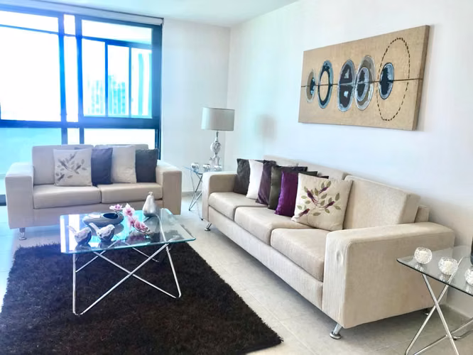 Amplio 3R + Den en Marbella | 2 Parking | Ubicación Prime – $320,000  (CG)