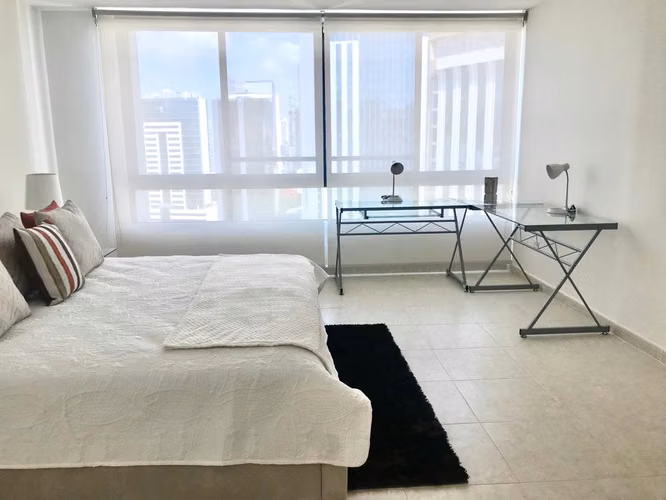 Amplio 3R + Den en Marbella | 2 Parking | Ubicación Prime – $320,000  (CG)