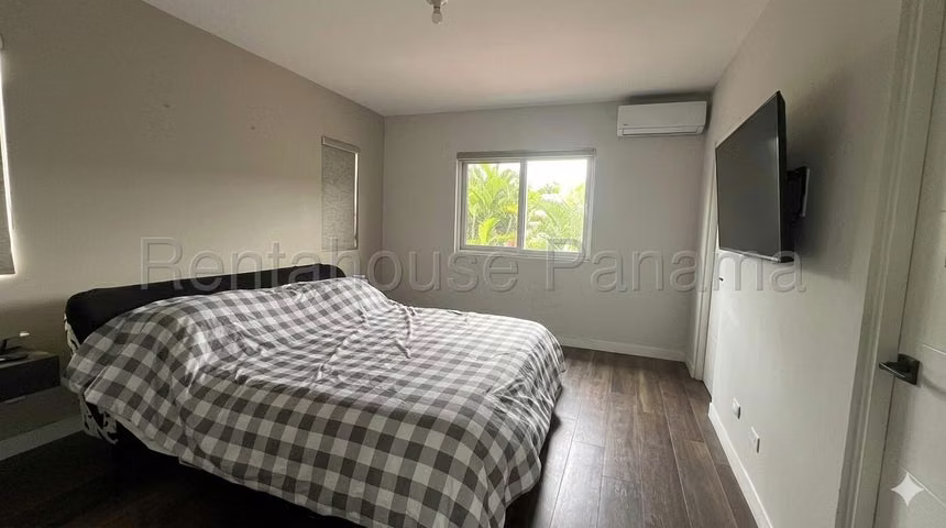 Venta de Casa Remodelada Quinta de Versalles 26YCG6454