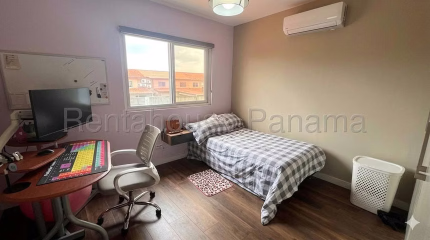 Venta de Casa Remodelada Quinta de Versalles 26YCG6454