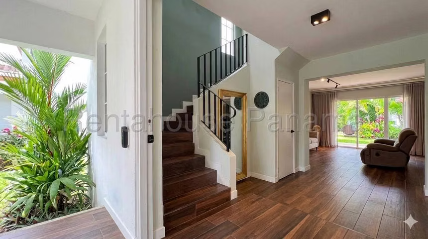Venta de Casa Remodelada Quinta de Versalles 26YCG6454