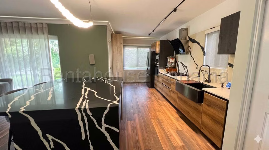 Venta de Casa Remodelada Quinta de Versalles 26YCG6454