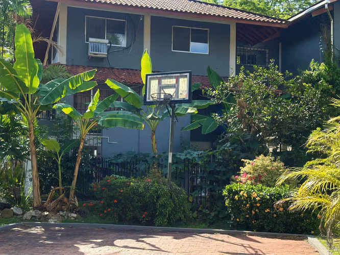 CASA FAMILIAR EN CLAYTON A LA RENTA- AREA DIPLOMATICA