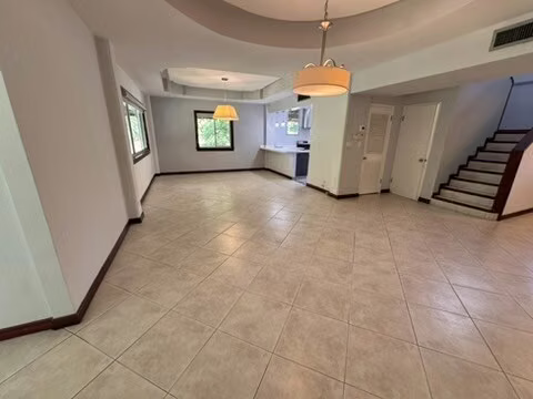 CASA FAMILIAR EN CLAYTON A LA RENTA- AREA DIPLOMATICA