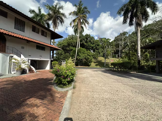 CASA FAMILIAR EN CLAYTON A LA RENTA- AREA DIPLOMATICA