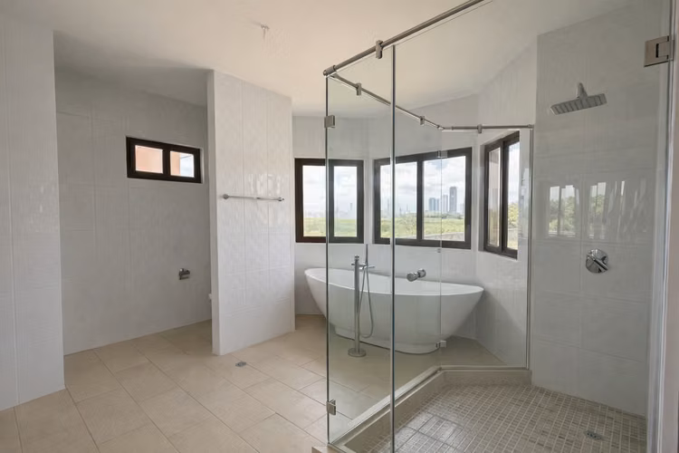 El Doral Costa Sur | Casa nueva en esquina | 352 m² | 4 parkings | $440,000