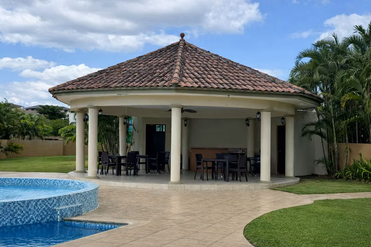 El Doral Costa Sur | Casa nueva en esquina | 352 m² | 4 parkings | $440,000