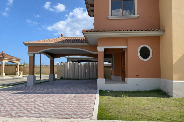 El Doral Costa Sur | Casa nueva en esquina | 352 m² | 4 parkings | $440,000