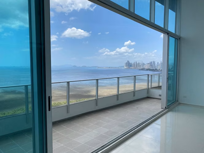Espectacular apartamento con techos doble altura  – 3R 4B - PH Altamar del Este - Imagen 13