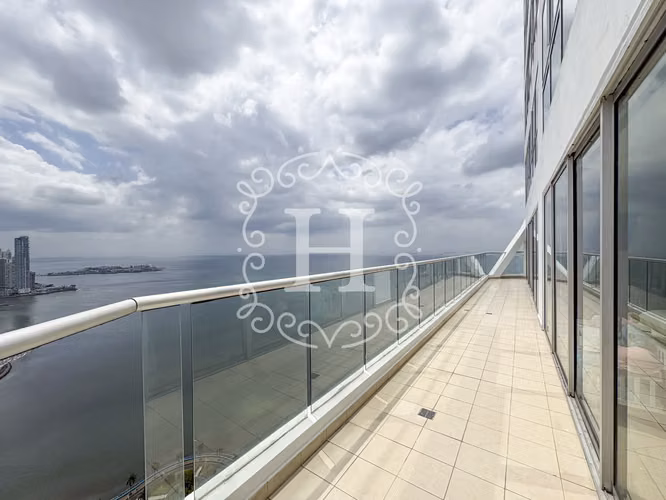 2 Recamaras Penthouse en Avenida Balboa frente al mar - MUST SEE