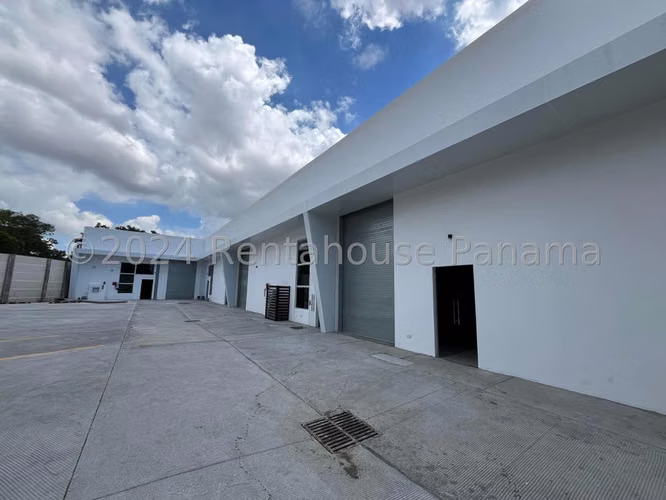 Galera En Venta En Parque Lefevre BDP