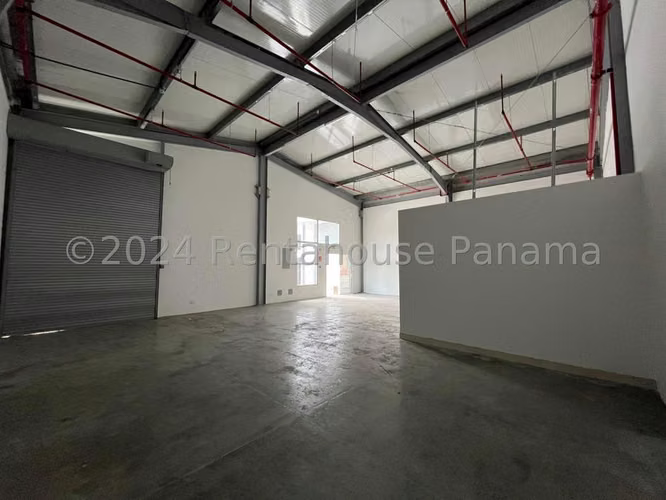 Galera En Venta En Parque Lefevre BDP