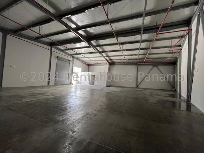 Galera En Venta En Parque Lefevre BDP