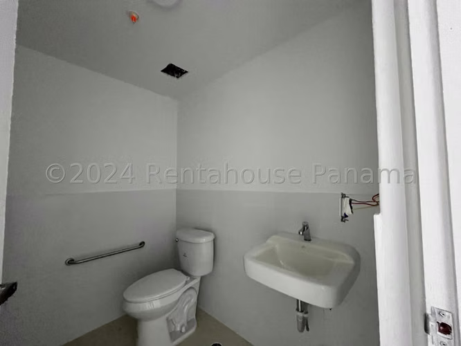 Galera En Venta En Parque Lefevre BDP