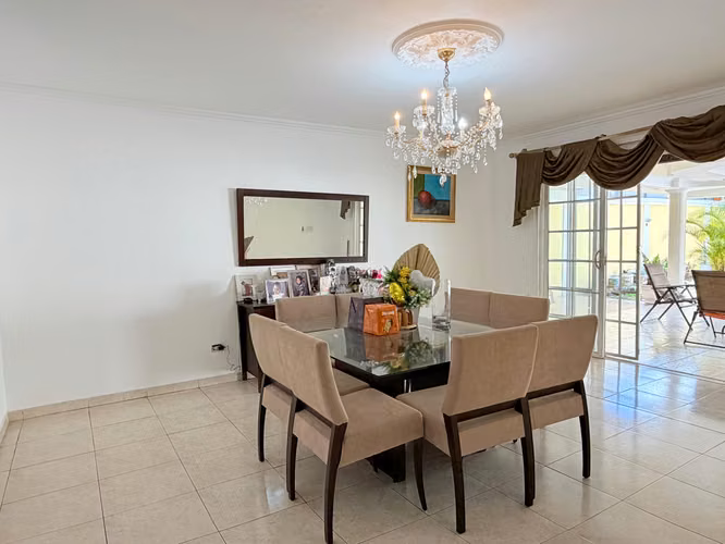 A la venta! Casa con piscina y terraza en Brisas de Golf