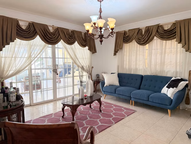 A la venta! Casa con piscina y terraza en Brisas de Golf