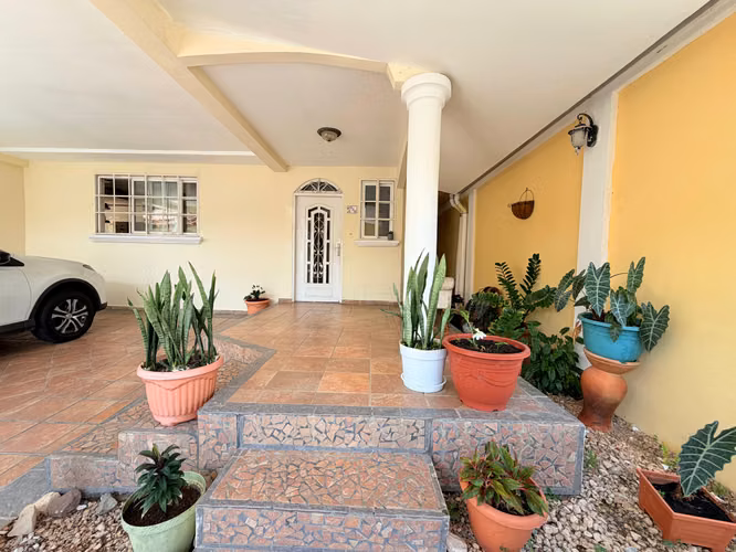 A la venta! Casa con piscina y terraza en Brisas de Golf