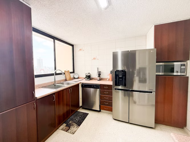 Amplio Apartamento Totalmente Amueblado en el Corazón de Obarrio