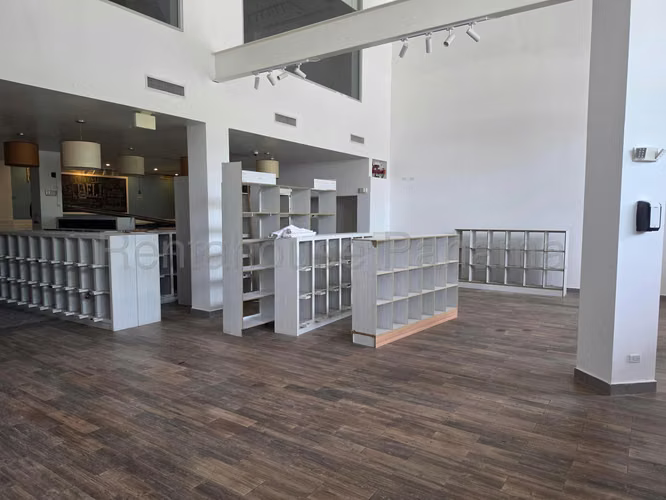 Alquiler de local comercial en Obarrio AK