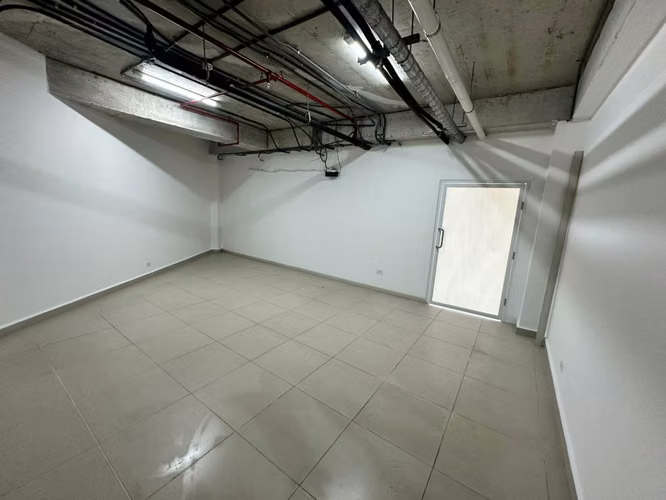 (02) LOCAL COMERCIAL EN ALQUILER EN VÍA PORRAS 124 m2 – UBICACIÓN ESTRATÉGICA PARA TU NEGOCIO