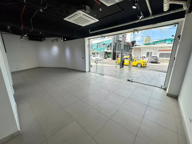 (02) LOCAL COMERCIAL EN ALQUILER EN VÍA PORRAS 124 m2 – UBICACIÓN ESTRATÉGICA PARA TU NEGOCIO