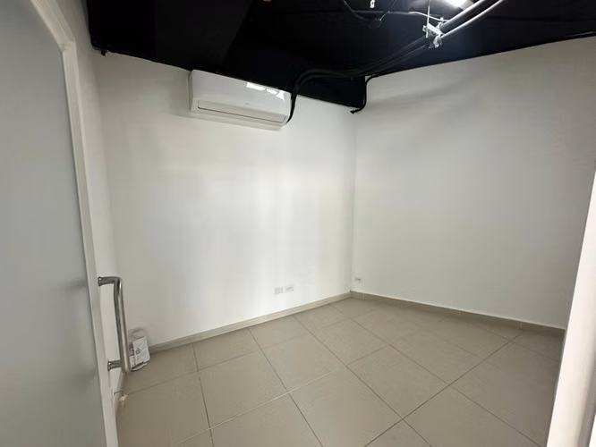 (02) LOCAL COMERCIAL EN ALQUILER EN VÍA PORRAS 124 m2 – UBICACIÓN ESTRATÉGICA PARA TU NEGOCIO